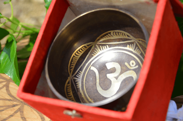 Bol chantant Om / coffret cadeau (rouge)