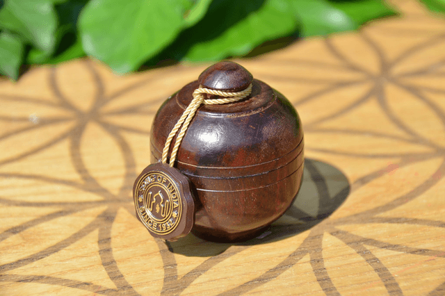 Crème parfumée dans une boite de palissandre (parfum au choix)