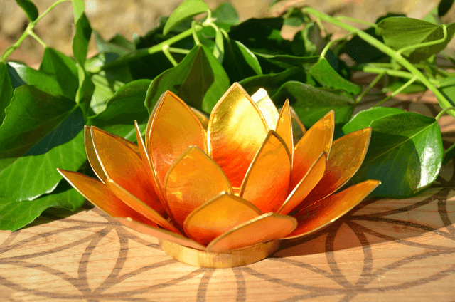 Eclairage Lotus jaune orange bord doré
