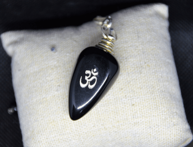 Pendule Om Agate noire polie