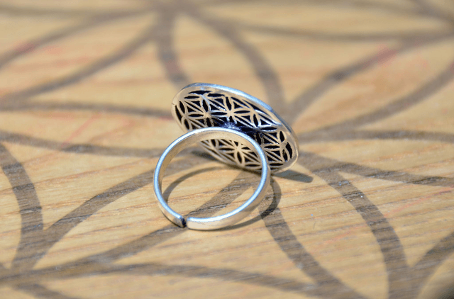 Bague fleur de vie couleur argent 