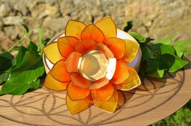 Eclairage Lotus jaune orange bord doré