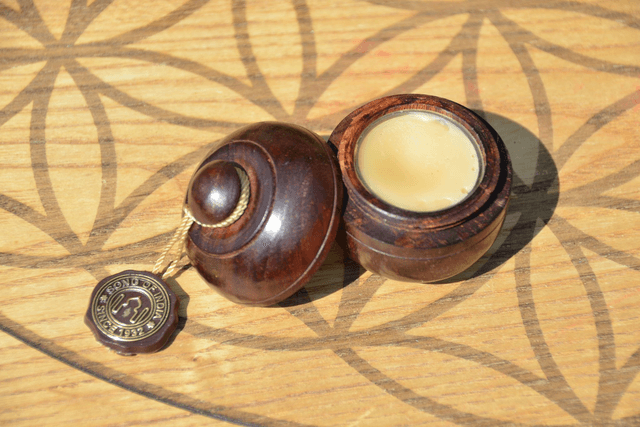 Crème parfumée dans une boite de palissandre (parfum au choix)