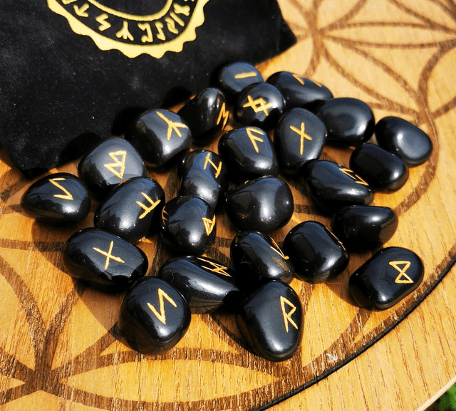 SET Rune Oracle en agate noire dans une pochette en velours