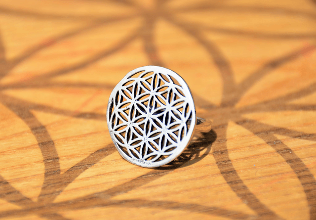 Bague fleur de vie couleur argent 